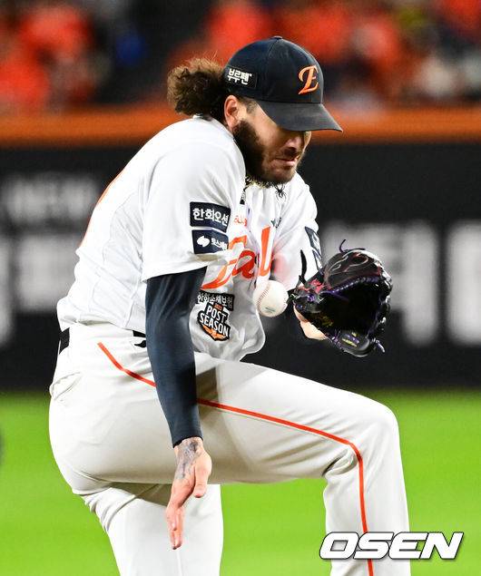 [OSEN=대전, 지형준 기자] 24일 오후 대전 한화생명볼파크에서 2025 신한 SOL Bank KBO리그 포스트시즌 플레이오프 5차전 한화 이글스와 삼성 라이온즈의 경기가 열렸다.한화는 코디 폰세, 삼성은 최원태를 선발 투수로 내세웠다.3회초 1사 1루에서 한화 폰세가 삼성 디아즈의 투수 땅볼 타구에 가슴 부위를 맞고 있다. 2025.10.24 /jpnews@osen.co.kr