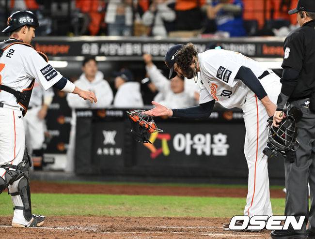 [OSEN=대전, 손용호 기자] 24일 오후 대전 한화생명볼파크에서 2025 신한 SOL Bank KBO리그 포스트시즌 플레이오프 5차전 한화 이글스와 삼성 라이온즈의 경기가 열렸다.한화는 코디 폰세, 삼성은 최원태를 선발 투수로 내세웠다.3회초 2사 1,2루 폰세가 김태훈의 기습번트를 수비한 최재훈에게 머리숙여 인사를 하고 있다. 2025.10.24 /spjj@osen.co.kr