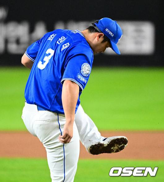 [OSEN=대전, 지형준 기자] 24일 오후 대전 한화생명볼파크에서 2025 신한 SOL Bank KBO리그 포스트시즌 플레이오프 5차전 한화 이글스와 삼성 라이온즈의 경기가 열렸다.한화는 코디 폰세, 삼성은 최원태를 선발 투수로 내세웠다.1회말 무사 1루에서 삼성 최원태가 한화 리베리토에 볼넷을 허용하며 스파이크의 흙을 털어내고 있다. 2025.10.24 /jpnews@osen.co.kr