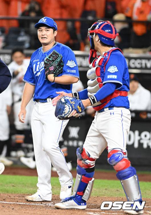 [OSEN=대전, 손용호 기자] 24일 오후 대전 한화생명볼파크에서 2025 신한 SOL Bank KBO리그 포스트시즌 플레이오프 5차전 한화 이글스와 삼성 라이온즈의 경기가 열렸다.한화는 코디 폰세, 삼성은 최원태를 선발 투수로 내세웠다.1회말 1사 2,3루 최원태가 노시환에게 적시타를 맞고 아쉬워하고 있다. 2025.10.24 /spjj@osen.co.kr