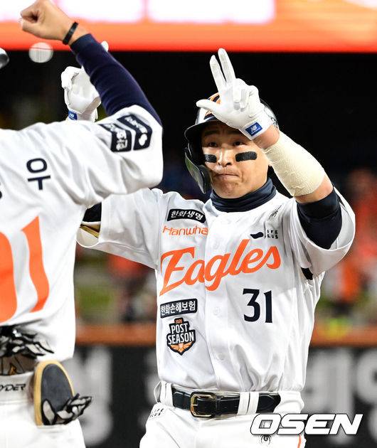 [OSEN=대전, 이대선 기자] 24일 오후 대전 한화생명볼파크에서 2025 신한 SOL Bank KBO리그 포스트시즌 플레이오프 5차전 한화 이글스와 삼성 라이온즈의 경기가 열렸다.한화는 코디 폰세, 삼성은 최원태를 선발 투수로 내세웠다.1회말 무사에서 한화 손아섭이 우전 안타를 치고 환호하고 있다. 2025.10.24 /sunday@osen.co.kr