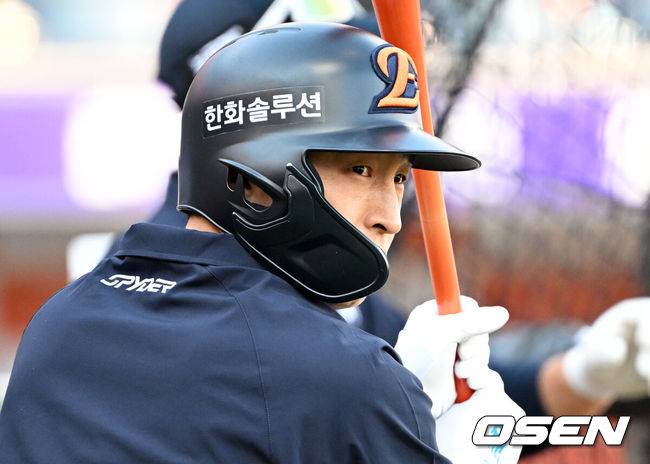 [OSEN=대전, 이대선 기자] 24일 오후 대전 한화생명볼파크에서 2025 신한 SOL Bank KBO리그 포스트시즌 플레이오프 5차전 한화 이글스와 삼성 라이온즈의 경기가 열렸다.한화는 코디 폰세, 삼성은 최원태를 선발 투수로 내세웠다.경기에 앞서 한화 손아섭이 훈련을 하고 있다. 2025.10.24 /sunday@osen.co.kr