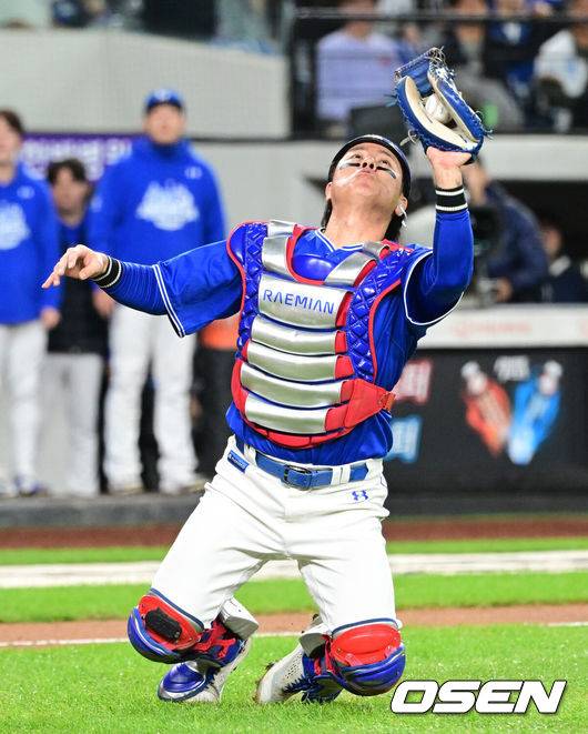 [OSEN=대전, 이대선 기자] 24일 오후 대전 한화생명볼파크에서 2025 신한 SOL Bank KBO리그 포스트시즌 플레이오프 5차전 한화 이글스와 삼성 라이온즈의 경기가 열렸다.한화는 코디 폰세, 삼성은 최원태를 선발 투수로 내세웠다.1회말 2사 1,2루에서 삼성 강민호가 한화 김태연의 타구를 잡고 있다. 2025.10.24 /sunday@osen.co.kr