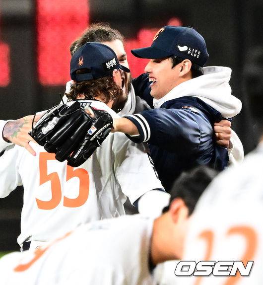 [OSEN=대전, 지형준 기자] 드디어 한화 이글스에 우승의 때가 왔다.프로야구 한화 이글스는 24일 대전 한화생명볼파크에서 열린 2025 신한 SOL뱅크 KBO 플레이오프(5전 3선승제) 삼성 라이온즈와의 5차전에서 11-2 완승을 거뒀다.정규시즌 2위에 올라 플레이오프에 직행한 한화는 시리즈 전적 3승 2패로 한국시리즈행 티켓을 거머쥐었다. 2006년 이후 19년 만에 한국시리즈 진출이다. 반면 NC 다이노스와 와일드카드 결정전(1승 1패), SSG 랜더스와 준플레이오프(3승 1패)를 거쳐 플레이오프에 오른 4위 삼성은 투혼의 명승부에도 2년 연속 한국시리즈 진출이 좌절됐다.&nbsp;경기를 마치고 한화 와이스, 폰세, 문동주가 포옹을 하며 승리를 기뻐하고 있다. 2025.10.24 /jpnews@osen.co.kr