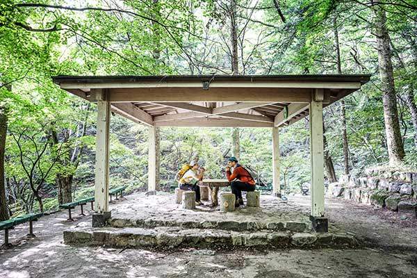 지붕이 있는 아늑한 벤치산성 유적과 돌탑, 약수, 화장실, 사찰, 벤치, 케이블카 같은 시설이 등산로 초입에 집중되어 있다. 인위적인 시설이 많아서 몸은 편하지만 공원에 온 것 같은 분위기다.