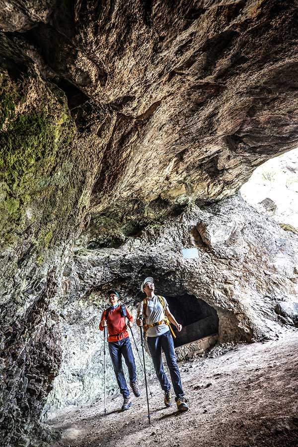 도선대사가 수도했다는 동굴인 도선굴. 이곳에 오르면 일대의 바위벼랑과 구멍들이 신비롭게 펼쳐진다. &nbsp;