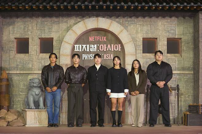 24일 서울 강남구 웨스틴 서울 파르나스에서&nbsp;열린 넷플릭스 예능 ‘피지컬: 아시아’ 제작발표회에서 아모띠(왼쪽부터), 윤성빈, 장호기PD, 장은실, 최승연, 김민재가&nbsp;포즈를 취하고 있다. 넷플릭스 제공