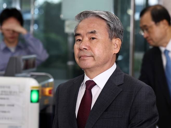 채상병 순직 및 수사 외압·은폐 의혹의 핵심 피의자인 이종섭 전 국방부 장관이 23일 구속 전 피의자 심문(영장실질심사)을 위해 서울 서초동 서울중앙지법으로 들어가고 있다. 2025.10.23 뉴스1