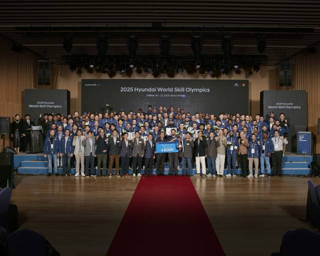전세계 현대자동차 우수 정비사들이 지난 23일 열린 제15회 월드스킬올림픽 시상식에서 단체 사진을 촬영하고 있다. 사진 제공=현대차