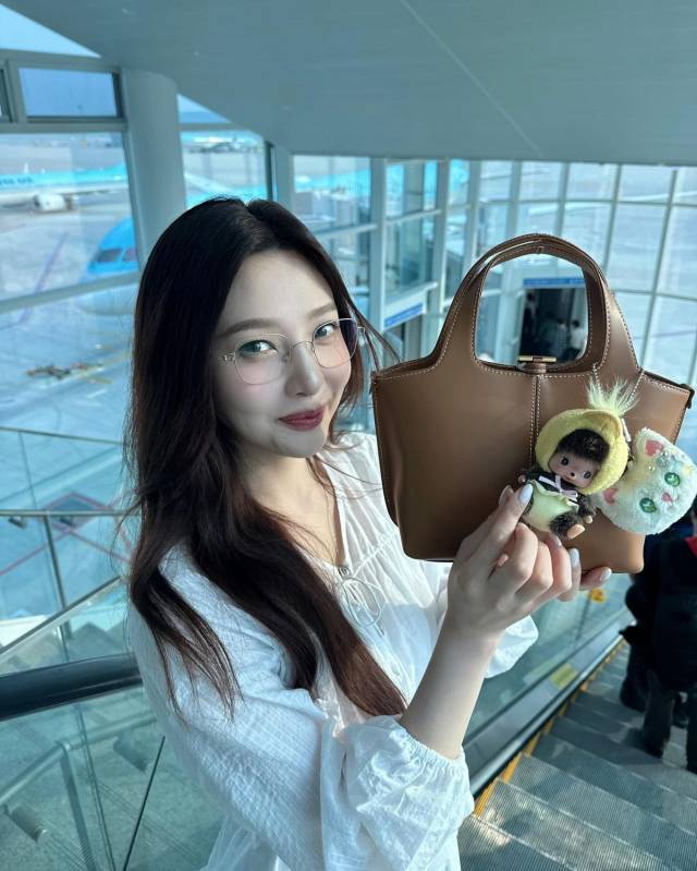 레드벨벳 멤버 조이가 몬치치 키링을 가방에 달았다. 조이 인스타그램 갈무리
