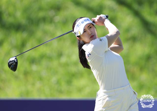 티샷을 하고 있는 상금 57위 이세희. 사진 제공=KLPGA