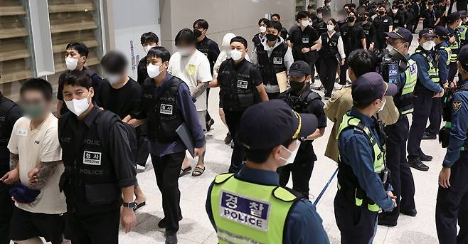 캄보디아 온라인 사기에 가담해 구금된 한국인들이 10월18일 인천국제공항 제2터미널을 통해 송환되고 있다. ⓒ연합뉴스
