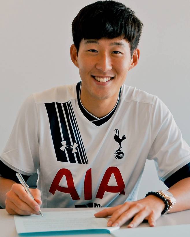 10년 전 이 장면 다시 볼 수 있을까? 손흥민이 2015년 8월 28일(현지시간) 영국 런던 엔필드에 위치한 토트넘의 클럽하우스 홋스퍼웨이에서 입단 계약서에 서명하며 활짝 웃고 있다. 사진출처｜토트넘 홋스퍼 페이스북