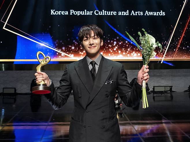 배우 지창욱이 23일 서울 중구 국립극장 해오름극장에서 열린 ‘제16회 대한민국 대중문화예술상’에서 문화체육관광부 장관 표창을 수여받고 기념 촬영을 하고 있다. 사진제공ㅣ스프링 컴퍼니