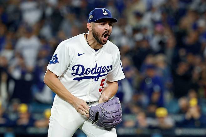 LA 다저스 알렉스 베시아가 18일 밀워키와의 NLCS 4차전에서 7회말을 막아낸 뒤 포효하고 있다. Getty Images코리아