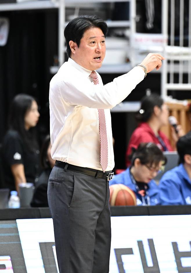 수원 KT 문경은 감독이 24일 열린 2025~2026시즌 고양 소노와의 홈경기 도중 작전 지시를 하고 있다. KBL 제공
