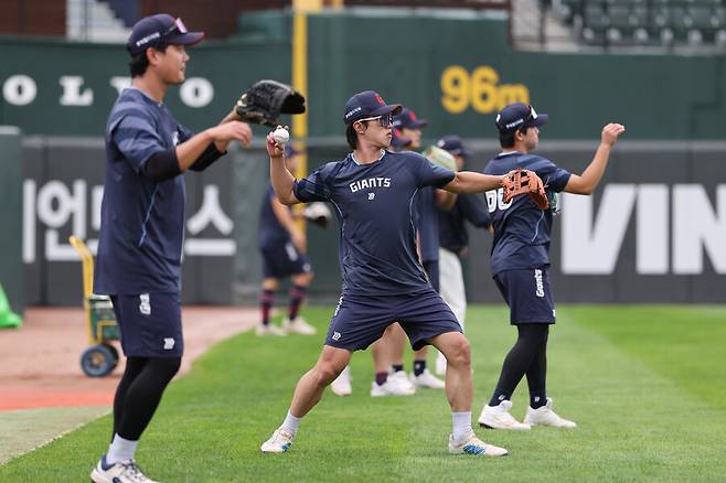 ▲ 롯데 자이언츠 내야수 전민재가 마무리캠프에서 훈련을 소화하고 있다. ⓒ롯데 자이언츠