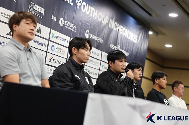 24일 인천 중구 하버파크호텔에서 열린 K리그 인터내셔널 유스컵 인천 2025 개막 미디어데이에 참석한 황지수(왼쪽 세 번째) 포항제철고(포항 스틸러스 U-18팀) 감독이 취재진 질문에 답하고 있다. /사진=한국프로축구연맹 제공