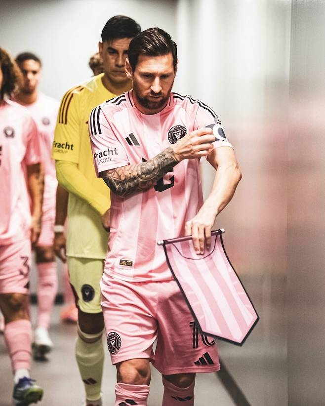 미국 프로축구 메이저리그사커(MLS) 인터 마이애미 구단과 2028년 12월까지 계약을 연장한 리오넬 메시. /사진=인터 마이애미 SNS 캡처