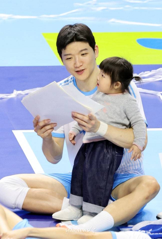 대한항공 정지석이 23일 한국전력전 승리를 거두고 코트에서 딸과 함께 이야기를 나누고 있다. /사진=강영조 선임기자