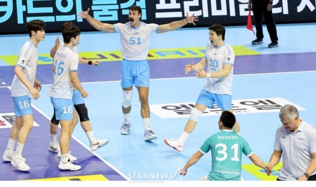 정지석(오른쪽)이 득점 후 동료들과 함께 기뻐하고 있다. /사진=강영조 선임기자