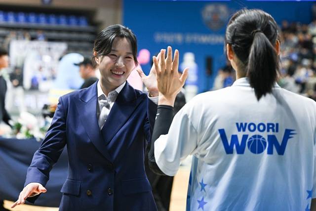고아라 코치(왼쪽). /사진=WKBL 제공