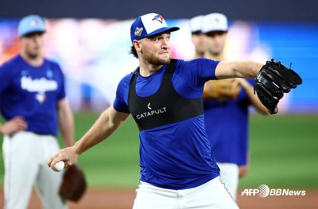 토론토 트레이 예세비지가 24일(한국시간) 열린 월드시리즈 대비 훈련을 하고 있다. /AFPBBNews=뉴스1