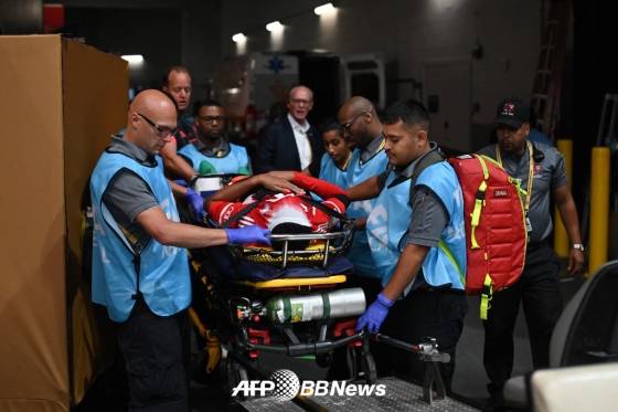 자말 무시알라(가운데)가 들것에 실려 병원으로 후송되고 있다. /AFPBBNews=뉴스1