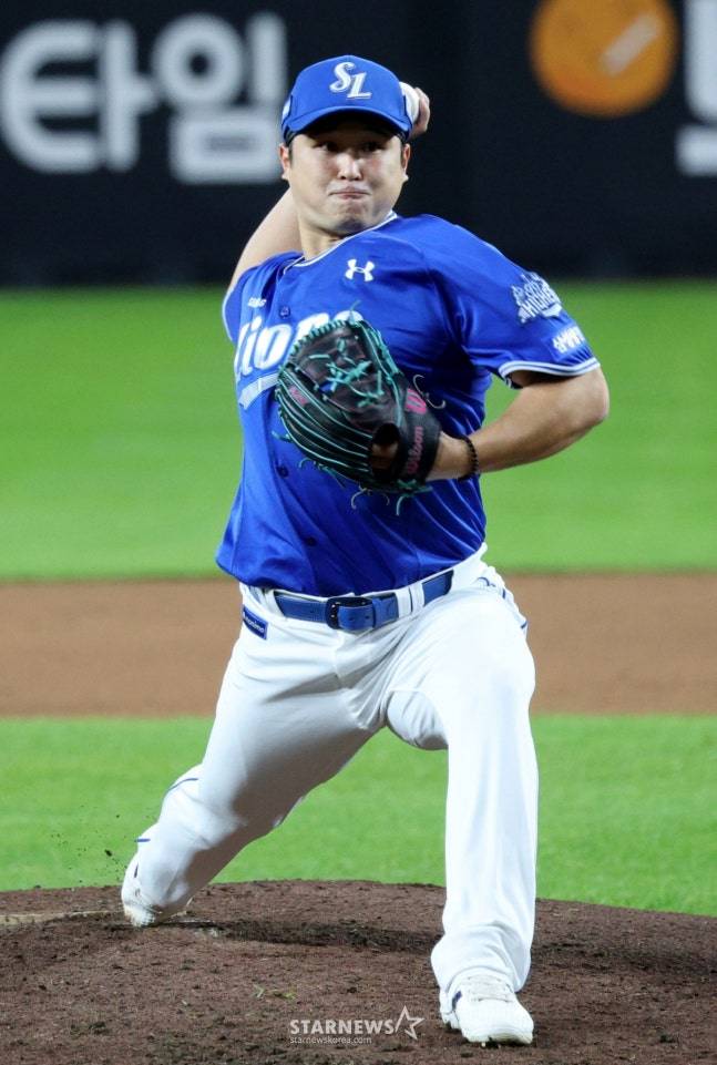 삼성 최원태가 24일 대전 한화생명 볼파크에서 열린 2025 KBO 플레이오프 5차전에서 역투하고 있다. /사진=김진경 대기자