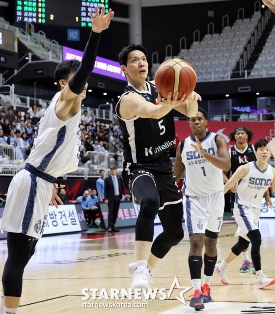 KT 김선형이 24일 수원KT소닉붐 아레나에서 열린 2025-2026 프로농구 수원KT와 고양소노의 경기에서 박진철을 따돌리며 레이업슛을 시도하고 있다. /사진=강영조 선임기자