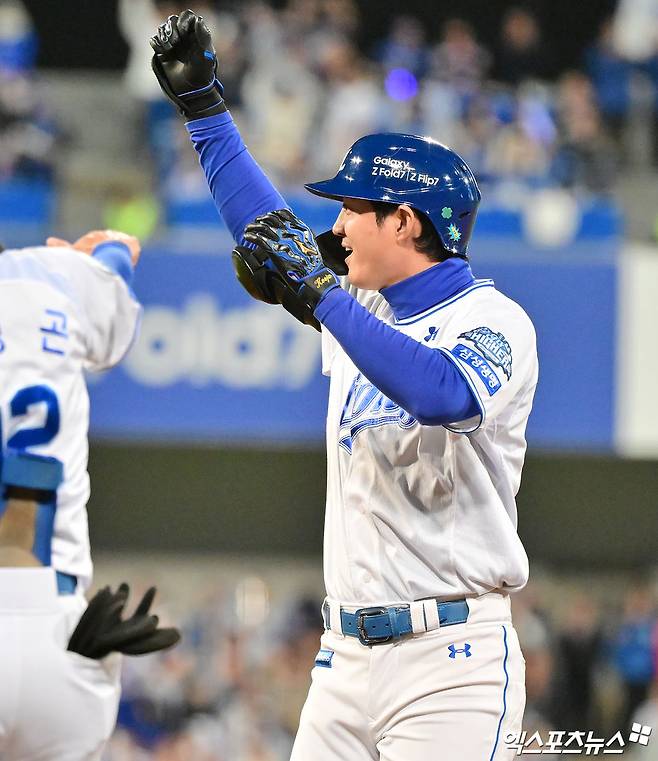 22일 오후 대구삼성라이온즈파크에서 열린 '2025 신한 SOL Bank KBO 포스트시즌' 한화 이글스와 삼성 라이온즈의 플레이오프 4차전 경기, 6회말 무사 1,3루 삼성 구자욱이 1타점 적시타를 날리고 있다. 엑스포츠뉴스 DB