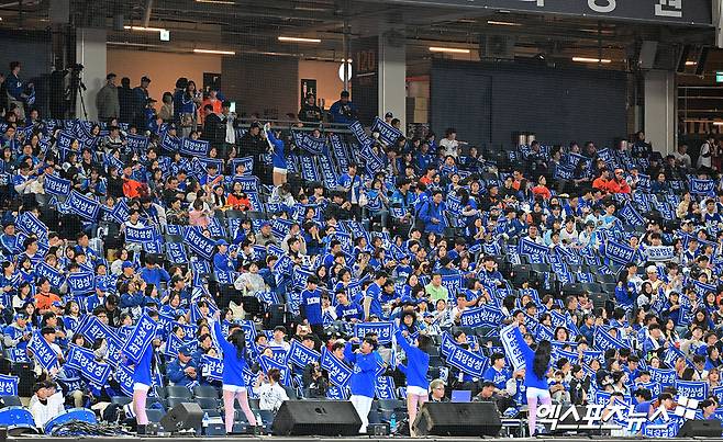 KBO는 24일 대전 한화생명 볼파크에서 열린 한화 이글스와 삼성 라이온즈의 2025 신한 SOL Bank KBO 포스트시즌 플레이오프(5전 3선승제) 5차전이 경기 개시 직후 매진됐다고 밝혔다. 사진 김한준 기자