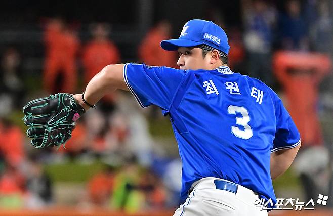 24일 오후 대전 한화생명 볼파크에서 열린 '2025 신한 SOL Bank KBO 포스트시즌' 삼성 라이온즈와 한화 이글스의 플레이오프 5차전 경기, 1회말 삼성 선발투수 최원태가 공을 힘차게 던지고 있다. 대전, 김한준 기자