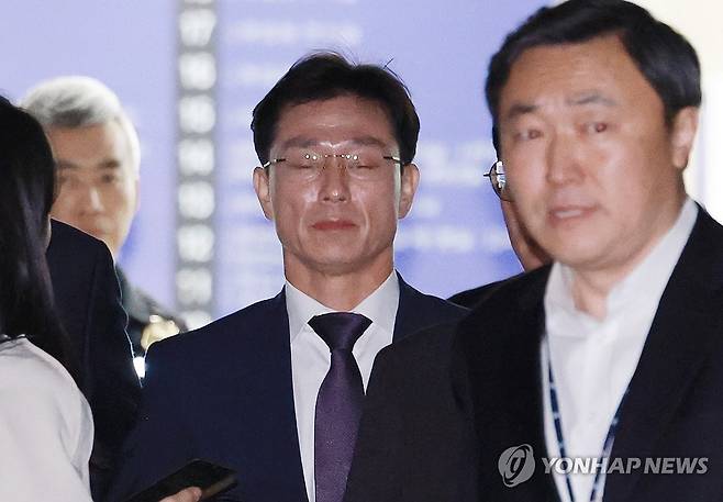 임성근 전 해병대 1사단장 영장심사 종료 (서울=연합뉴스) 홍해인 기자 = 채상병 순직 및 수사 외압·은폐 의혹의 핵심 피의자인 임성근 전 해병대 1사단장이 23일 서울 서초구 서울중앙지방법원에서 열린 구속 전 피의자 심문(영장실질심사)을 마친 뒤 법원을 나서고 있다. 2025.10.23 hihong@yna.co.kr