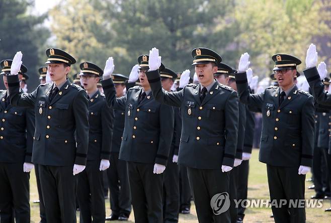 군의관·수의장교 임관 [연합뉴스 자료사진]