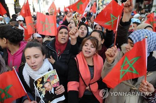 2016년 반기문 당시 유엔사무총장이 알제리의 서사하라 난민캠프방문한 데 대해 서사하라 '분리주의자' 편을 들고 있다고 항의하는 모로코인들. [EPA 연합뉴스 자료사진. 재판매 및 DB 금지]