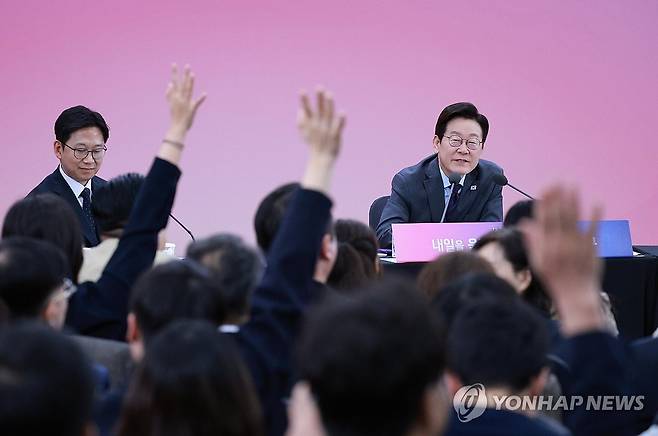 참석자 질문 받는 이재명 대통령 (대구=연합뉴스) 김도훈 기자 = 이재명 대통령이 24일 대구 엑스코에서 열린 '대구의 마음을 듣다' 타운홀미팅에서 참석자 질문을 받고 있다. 2025.10.24 [대통령실통신사진기자단] superdoo82@yna.co.kr