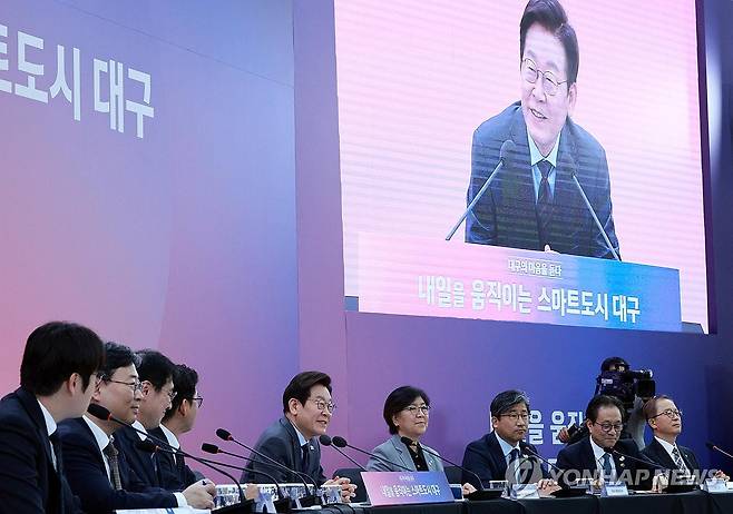 대구 타운홀미팅, 발언하는 이재명 대통령 (대구=연합뉴스) 김도훈 기자 = 이재명 대통령이 24일 대구 엑스코에서 열린 '대구의 마음을 듣다' 타운홀미팅에서 발언하고 있다. 2025.10.24 superdoo82@yna.co.kr