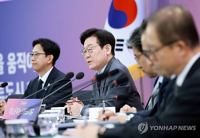 이재명 대통령, 대구 타운홀미팅 발언 (대구=연합뉴스) 김도훈 기자 = 이재명 대통령이 24일 대구 엑스코에서 열린 '대구의 마음을 듣다' 타운홀미팅에서 발언하고 있다. 2025.10.24 superdoo82@yna.co.kr