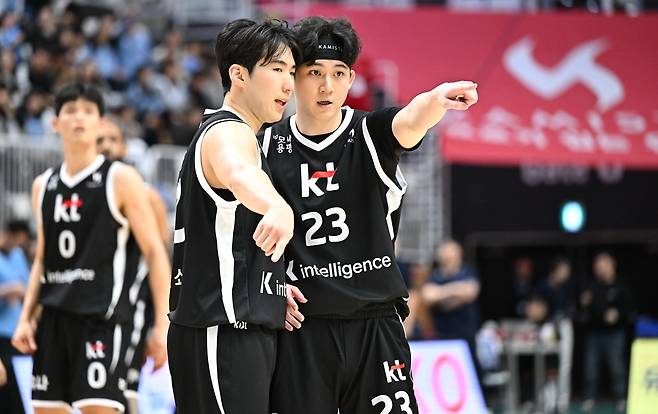 상의하는 문정현과 박준영 [KBL 제공. 재판매 및 DB 금지]