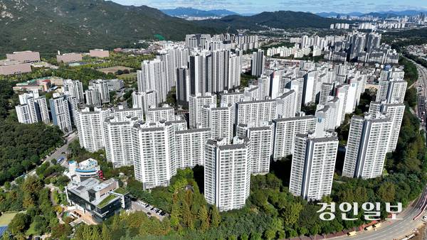 주택시장 안정화 대책을 발표한 15일 과천시 일대 아파트 단지 모습. 2025.10.15 /최은성기자 ces7198@kyeongin.com