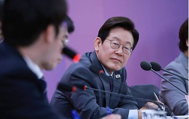 이재명 대통령이 24일 대구 엑스코에서 열린 '대구의 마음을 듣다' 타운홀미팅에서 하정우 인공지능(AI)미래기획수석의 발언을 듣고 있다. /연합뉴스