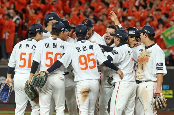 24일 대전한화생명볼파크에서 열린 2025 프로야구 KBO리그 포스트시즌 플레이오프 5차전 삼성 라이온즈와 한화 이글스의 경기에서 승리한 한화 선수들이 기쁨을 나누고 있다. 연합뉴스
