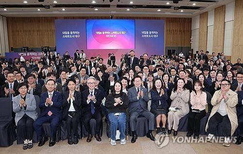 이재명 대통령이 24일 대구 엑스코에서 열린 '대구의 마음을 듣다' 타운홀미팅을 마친 뒤 참석자들과 함께 기념촬영을 하고 있다. 연합뉴스