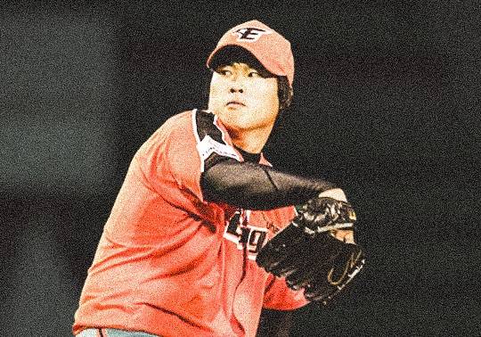 류현진은 2006년 한화이글스 소속으로 KBO리그에 데뷔해 그해 18승 6패 1세이브 204탈삼진 평균자책 2.23을 기록하며 신인왕과 MVP를 동시에 획득했다. 이후 2012년까지 통산 98승 52패 1세이브 1238탈삼진 평균자책 2.80을 기록하며 최고의 투수로 우뚝 섰다 (사진=한화).