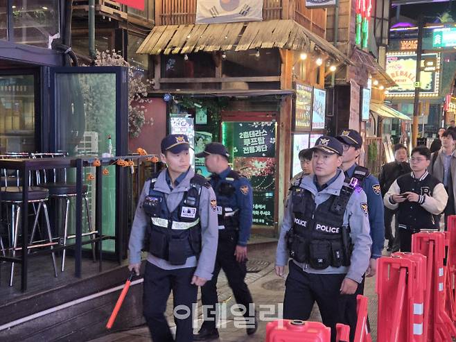 24일 오후 7시 서울경찰청 기동순찰1대 소속 경찰관들이 이태원 세계음식문화의거리 일대를 순찰하고 있다.(사진=김현재 기자)