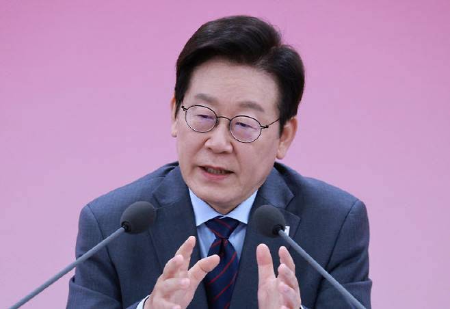 이재명 대통령이 24일 대구 엑스코에서 열린 ‘대구의 마음을 듣다’ 타운홀미팅에서 “전 세계에서 (우리나라) 수도권 집값이 소득 대비 가장 높은 수준인데, 이 문제가 해결되지 않으면 일본처럼 ‘잃어버린 30년’이 시작될 것”이라고 말했다.(사진=연합뉴스)