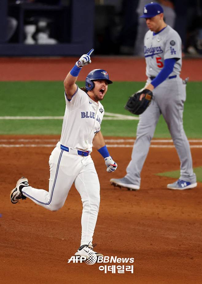 토론토 블루제이스의 애디슨 바저가 월드시리즈 1차전에서 6회말 대타 만루홈런을 때린 뒤 기뻐하고 있다. 사진=AFPBBNews