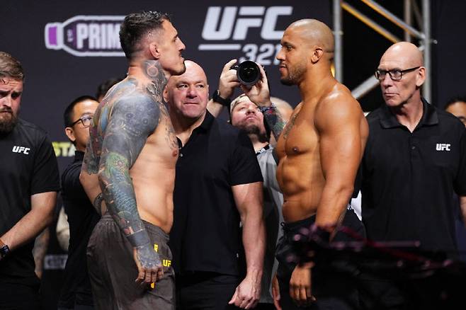 UFC 헤비급 타이틀전을 벌이는 챔피언 톰 아스피날(왼쪽)과 도전자 시릴 간과 치열한 신경전을 벌이고 있다. 사진=UFC