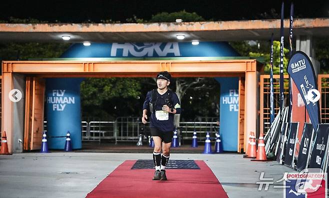 지난 19일 오전 2시 52분께 제주에서 열린 울트라 트레일러닝 대회 ‘트랜스제주’ 100㎞ 결승선을 통과한 기자의 모습. 2025.10.19/뉴스1 ⓒ News1 (사진=UTMB)